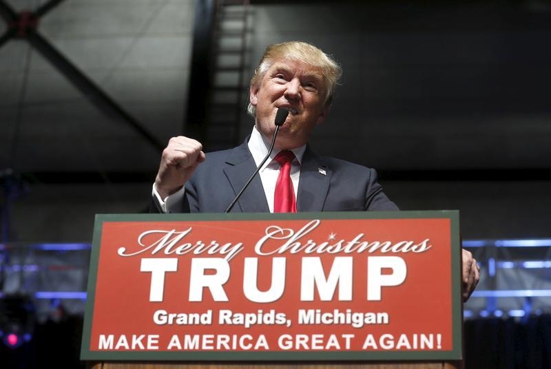 U.S. Republican presidential candidate Donald Trump addresses the crowd during a campaign rally in Grand Rapids, Michigan December 21, 2015.</body></html>