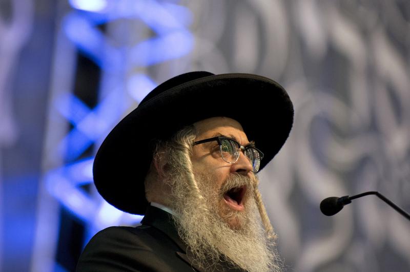 FILE - Grand Rabbi Aaron Teitelbaum speaks at a mass gathering of Satmar Hasidic Jews in the Brooklyn borough of New York December 2, 2015. Reuters