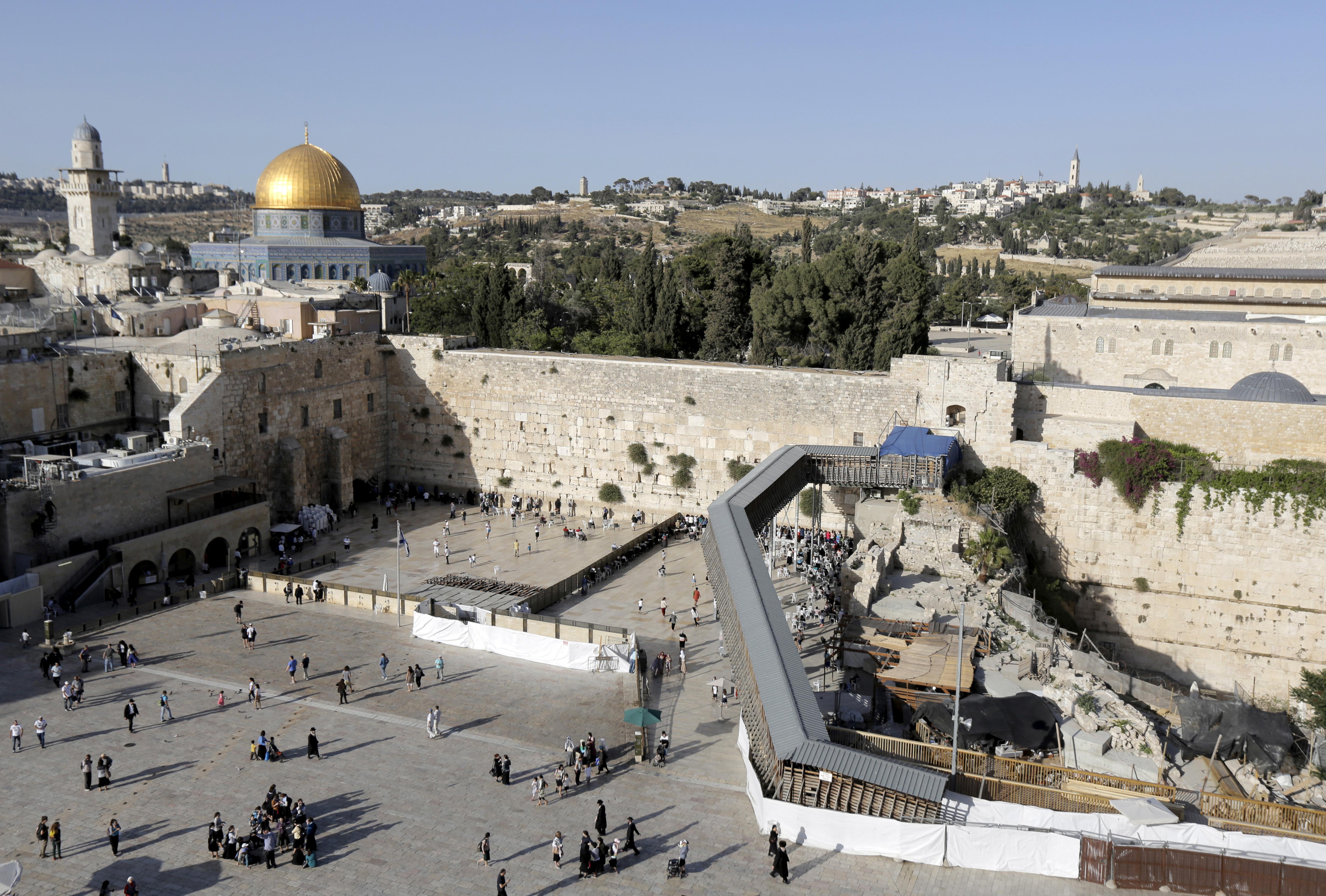 FILE PHOTO: A footbridge leads from the Western Wall to the compound known to Muslims as the Noble Sanctuary and to Jews as Temple Mount, in Jerusalem's Old City June 2, 2015. REUTERS/Ammar Awad/File Photo