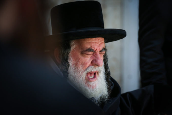 Vizhnitzer Rebbe: Give Up Your Kosher Smartphones