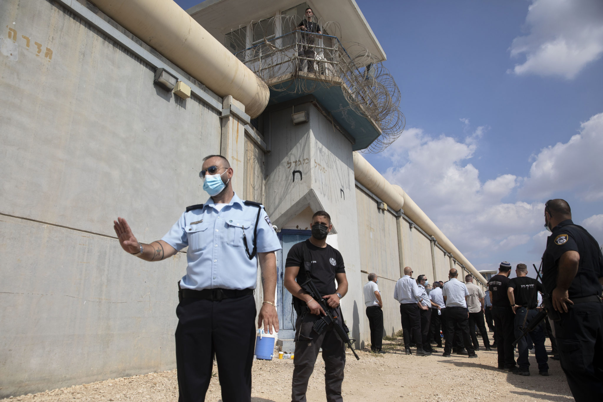 Настоящие террористы сбежали. Тюрьма в Израиле. Депортационная тюрьма в Израиле.