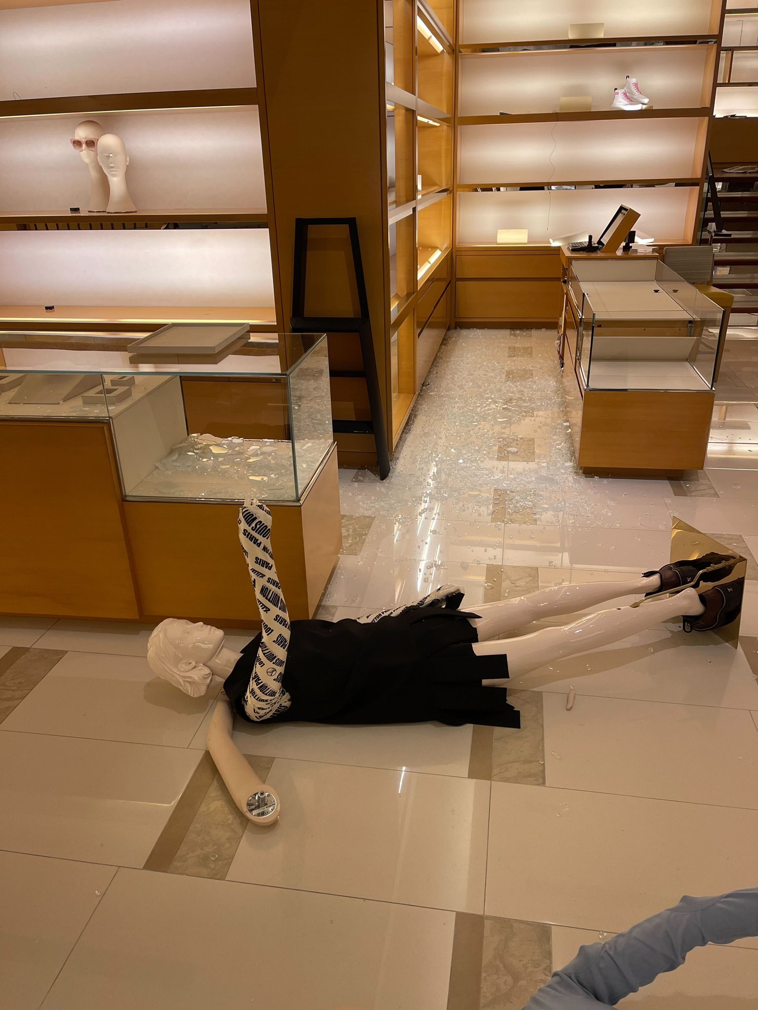 Louis Vuitton Store Robbed in San Francisco's Union Square – NBC Bay Area