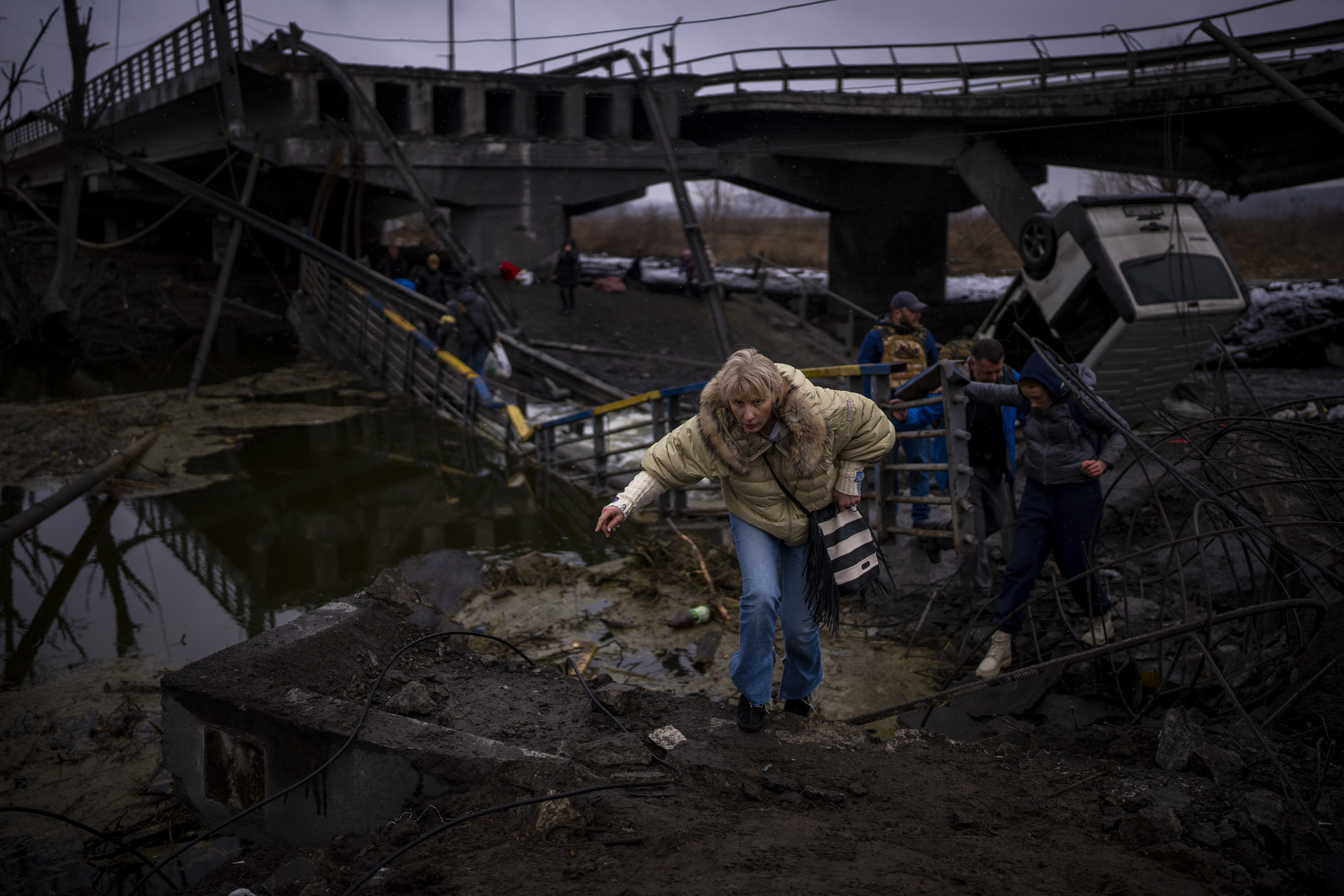 Сводки украинцев. Разрушенный мост. Под мостом. Разрушенный Донбасс.