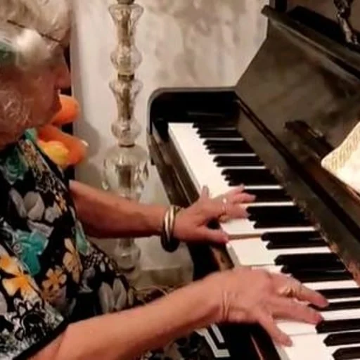 WATCH: 93-Year-Old Petah Tikva Pianist Reenacts Shir HaMaalos As Heard From Yossele Rosenblatt