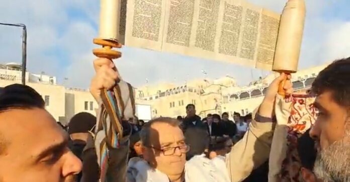 WATCH: MK Gilad Kariv Uses Immunity To Bring Sefer Torah To Women Of The Wall