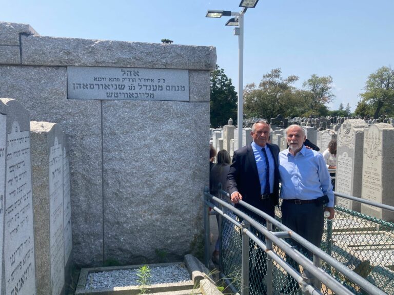 RFK and Dov Hikind Visit Rebbe’s Ohel (VIDEO and PICTURES) | SOURCE: VINnews