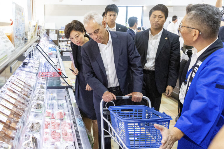 U.S. Envoy Rahm Emanuel Visits Fukushima to Eat Fish, Criticize China’s Seafood Ban Over Wastewater Release | SOURCE: VINnews