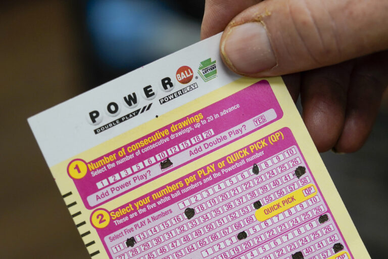 Powerball Jackpot Rises to $925 Million After Another Drawing Without a Big Winner | SOURCE: VINnews