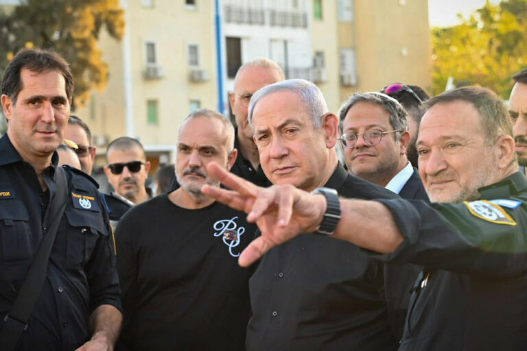 Netanyahu Meets ‘Heroes’ Who Defended Sderot Police Station | SOURCE: VINnews