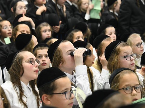 Chasidic Community Leaders Warn Children Against Technology, Comparing It to a Venomous Snake