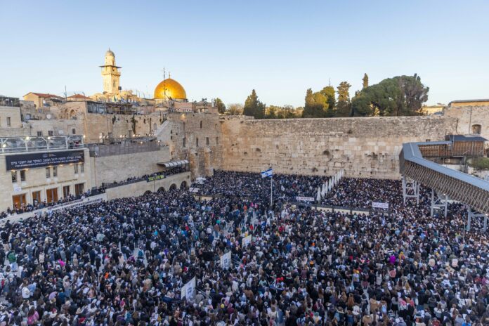 İsrail saatiyle 16:30'dan itibaren küresel Krias Shama ile doruğa ulaşan küresel bir Yahudi birliği saati.
