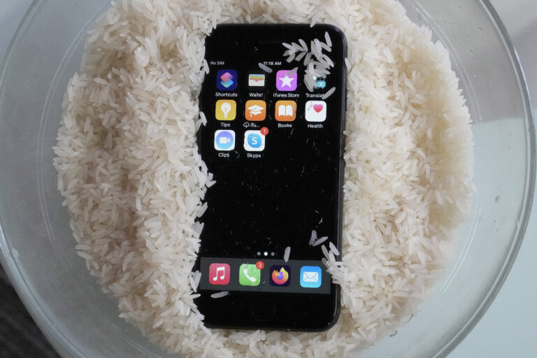 One Tech Tip: Don’t Use Rice for Your Device. Here’s How to Dry Out Your Smartphone | SOURCE: VINnews