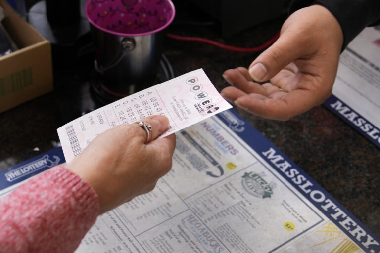 Powerball Jackpot Jumps to $975 Million After Another Drawing Without a Big Winner | SOURCE: VINnews