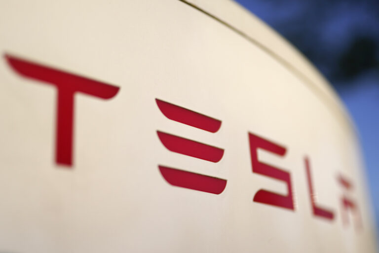 US Probes Whether Recall of Tesla Autopilot Driving System Did Enough to Make Sure Drivers Attention | SOURCE: VINnews