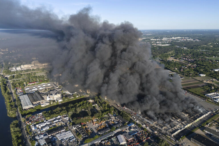 A Fire Burns Down a Shopping Complex Housing 1,400 Outlets in Poland’s Capital | SOURCE: VINnews