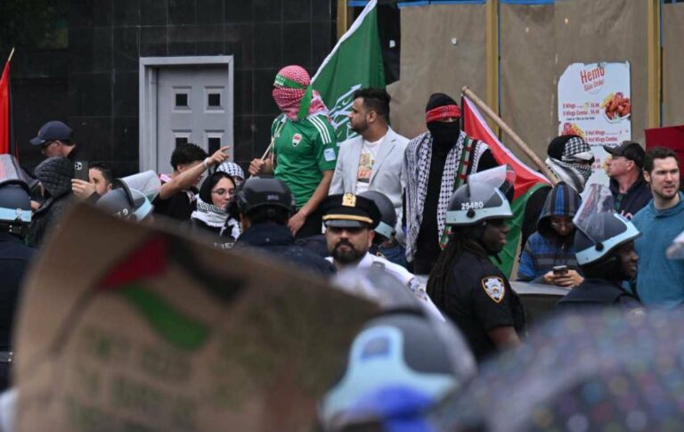 Pro-Hamas Protesters Clashed With Police in Bay Ridge | SOURCE: VINnews