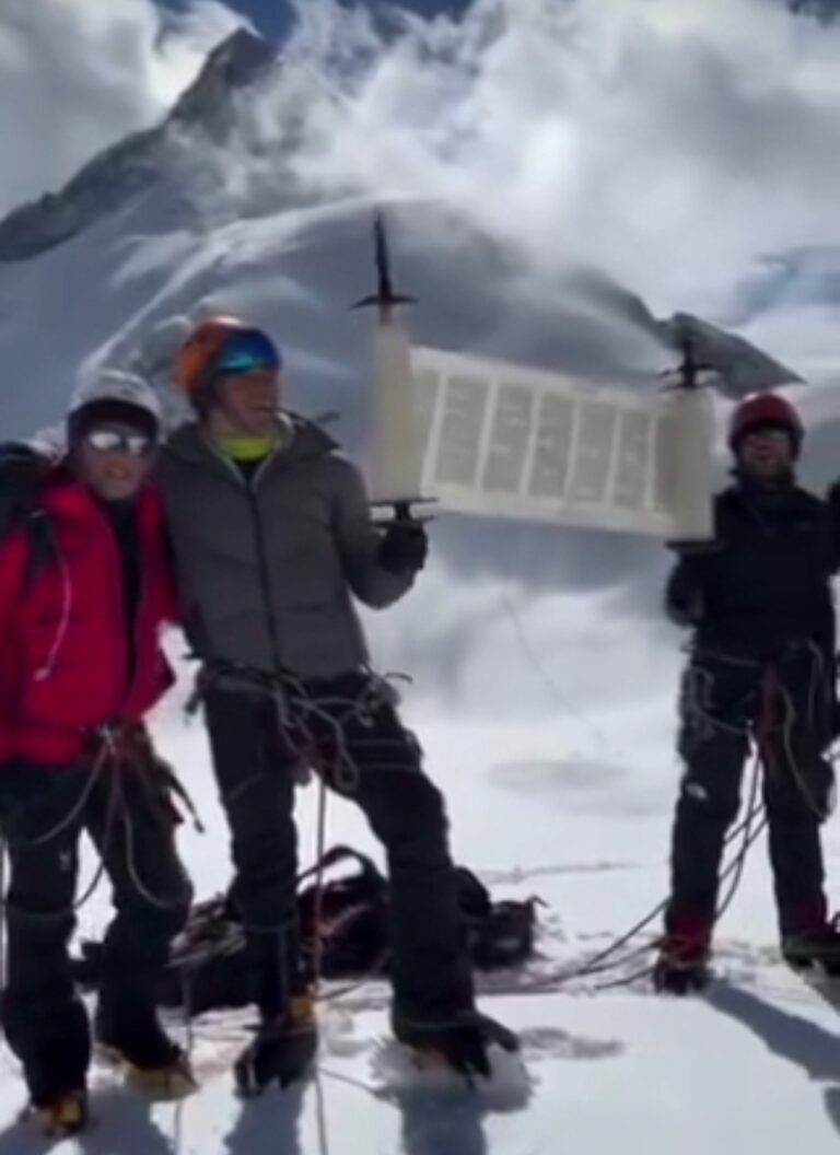 Jewish Climbers Raise Torah Scroll At Summit Of Everest | SOURCE: VINnews