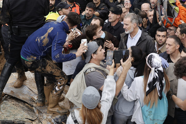 A Crowd Of Spain's Flood Survivors Toss Mud And Shout Insults At King ...