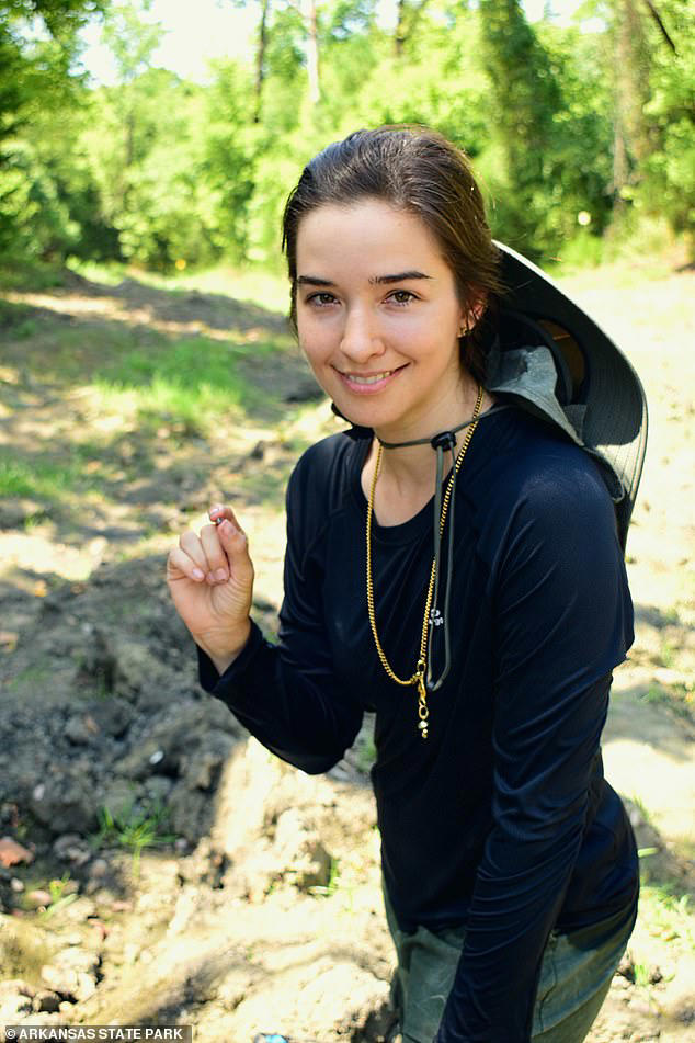 NY Woman Says 2-Carat Diamond She Unearthed at Arkansas State Park Will Be  Used in Engagement Ring - VINnews