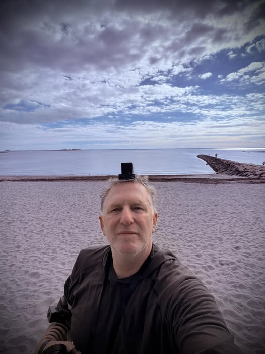 Michael Rapaport wearing Tefillin