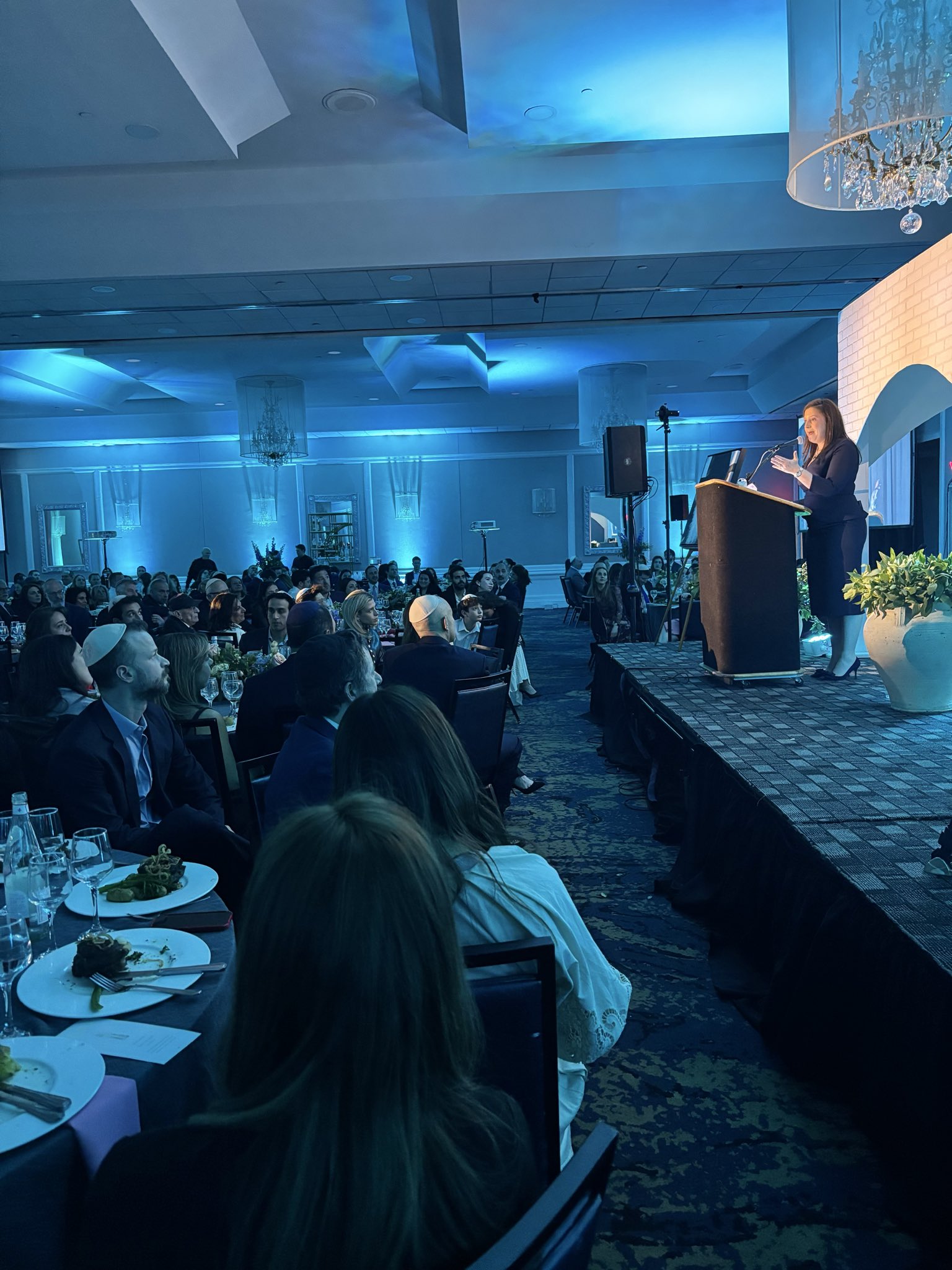 Stefanik Receives ‘Aishes Chayil’ Award, Denounces Rising Antisemitism