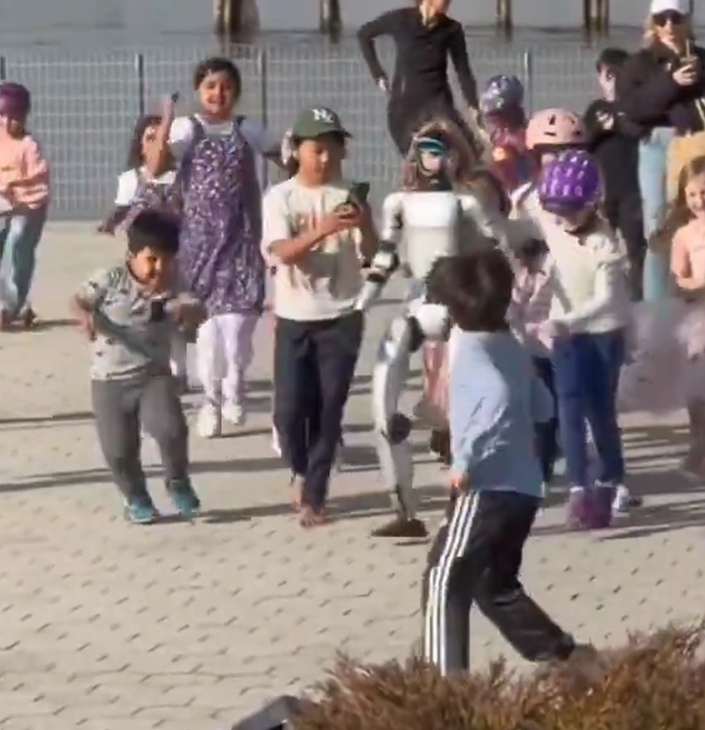 Humanoid Robot Draws Crowds as It Runs and Plays With Kids in Brooklyn Bridge...