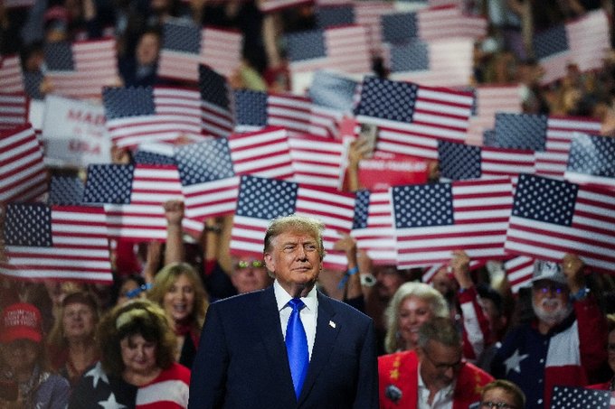 Trump Pledges $5,000 to Americans if GOP Keeps Congress: Can He Actually Do It?